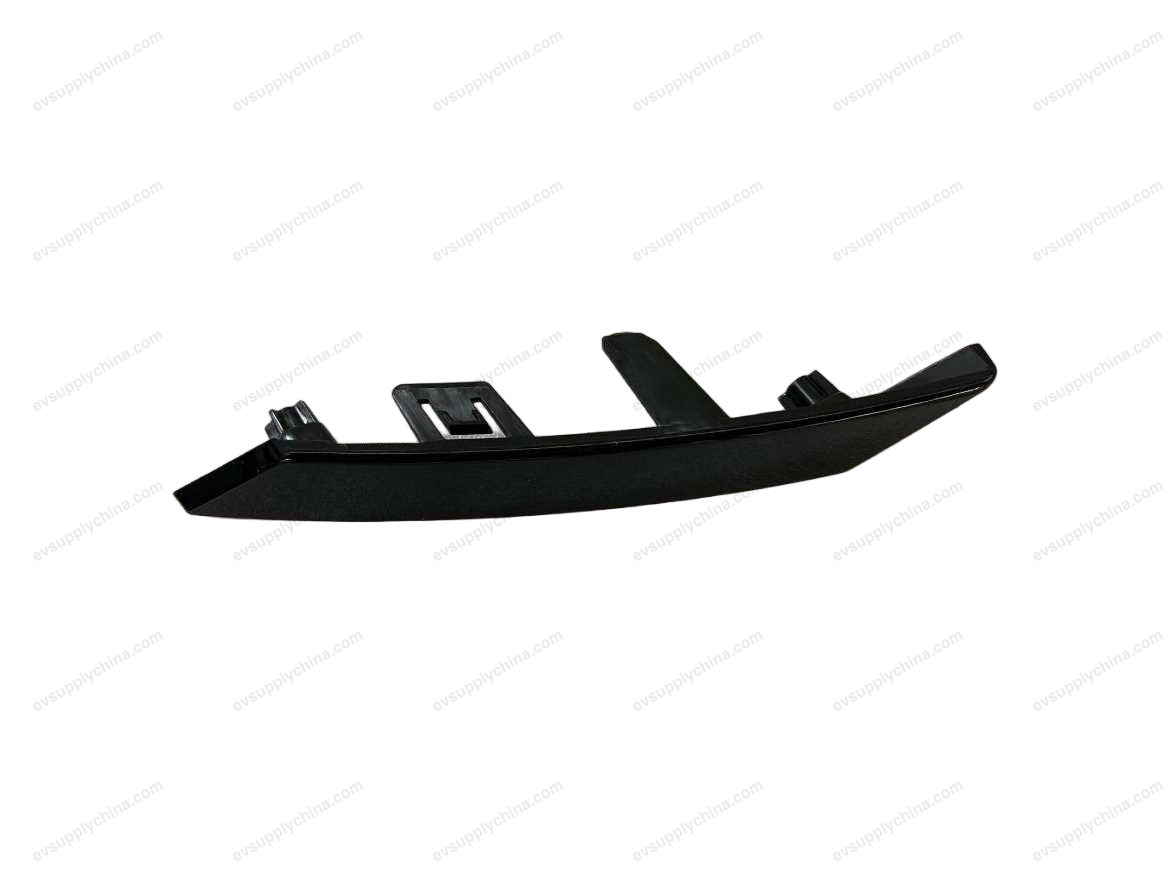 Front bumper right center decorative strip — BYD Sealion 7