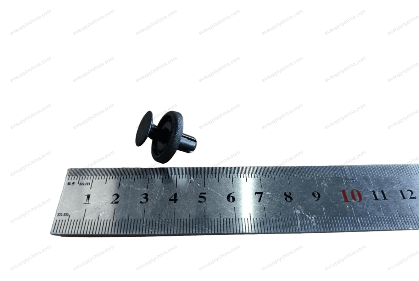 Sliding door lower guide rail cover buckle — Denza D9