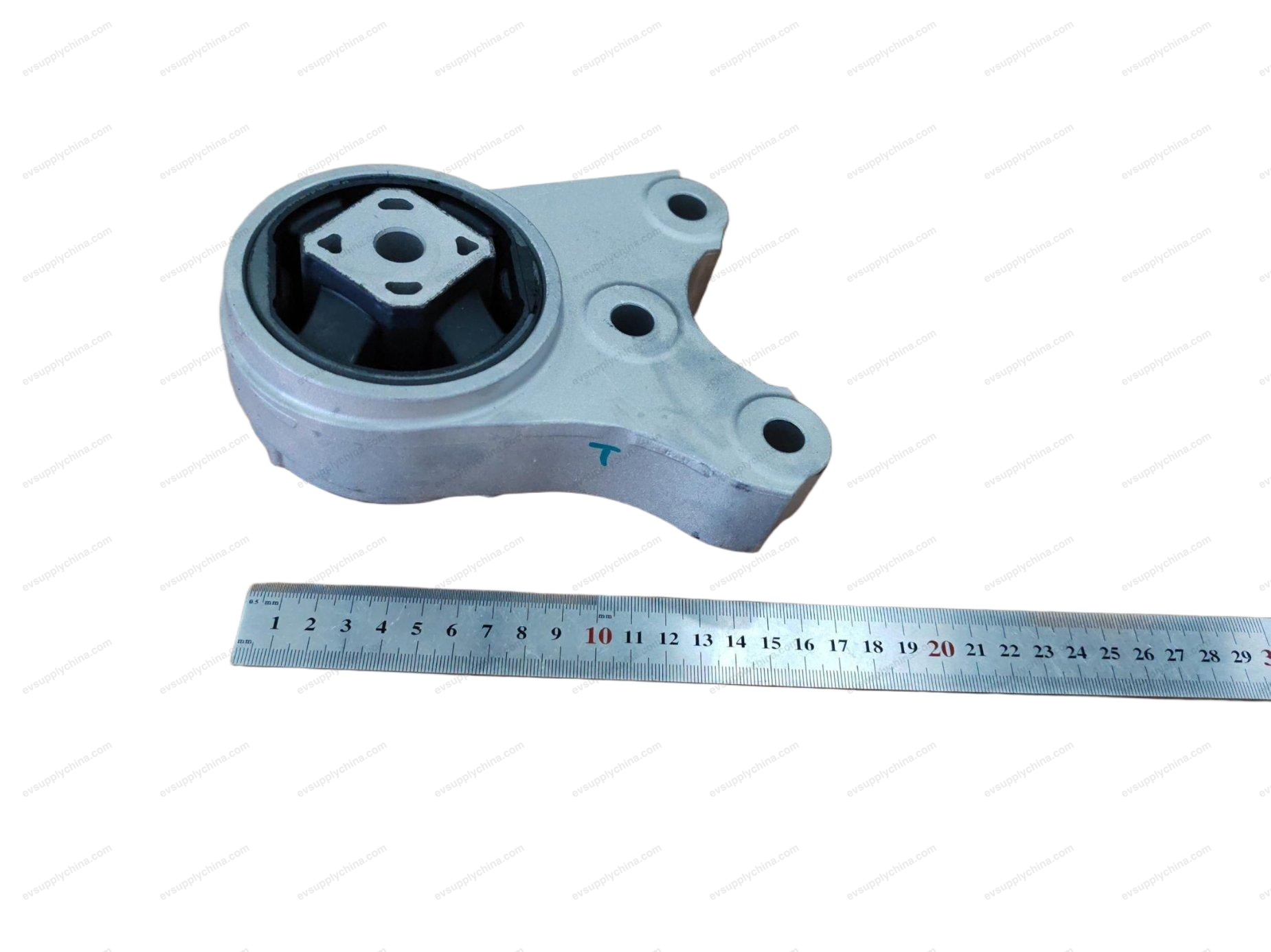 Rakitan dudukan suspensi kanan powertrain — Denza D9