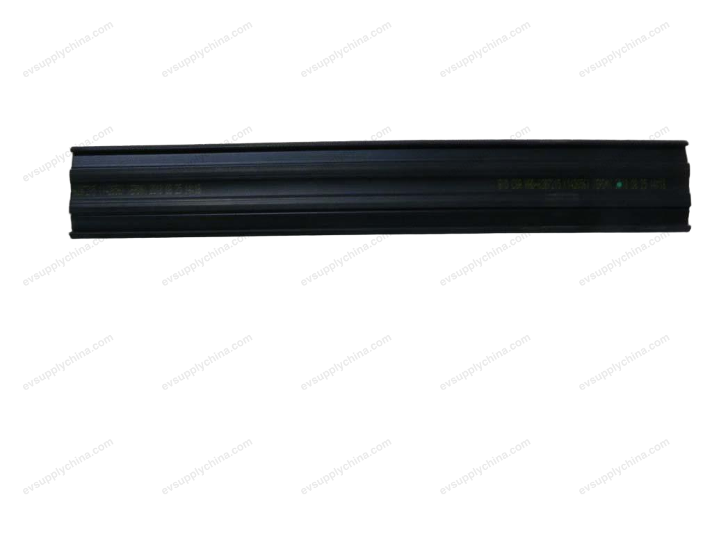 Lower section of rear door C-pillar groove
